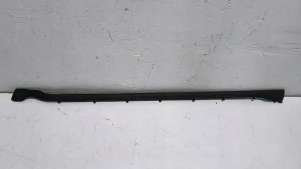 OEM 9J1837639 Vänster framdörrtätning Porsche Taycan image 2