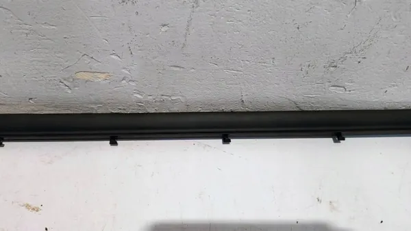 OEM 9J1837639 Vänster framdörrtätning Porsche Taycan image 3