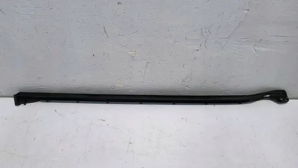 OEM 9J1837639 Vänster framdörrtätning Porsche Taycan image 5