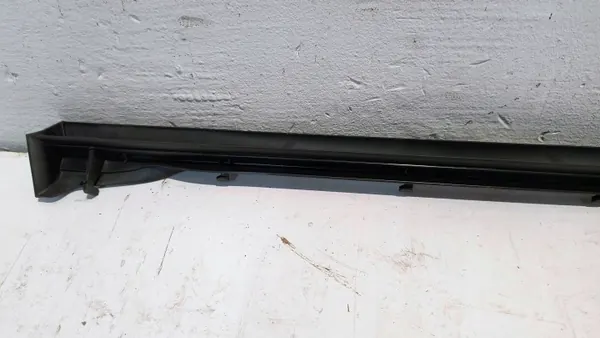 OEM 9J1837639 Vänster framdörrtätning Porsche Taycan image 6