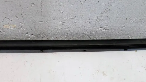 OEM 9J1837639 Vänster framdörrtätning Porsche Taycan image 7