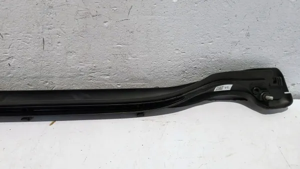 OEM 9J1837639 Vänster framdörrtätning Porsche Taycan image 8