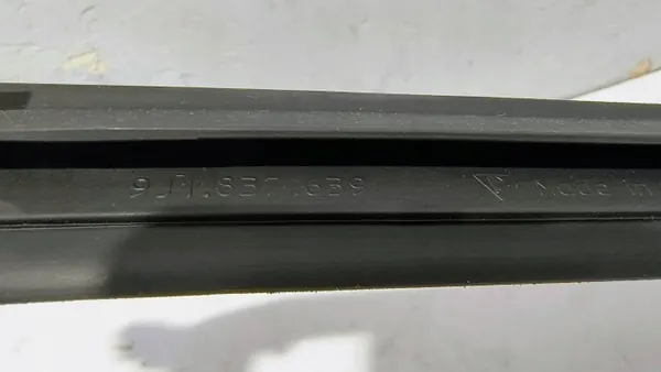 OEM 9J1837639 Vänster framdörrtätning Porsche Taycan image 9