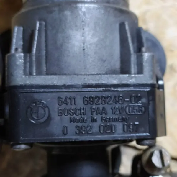 Bomba de água elétrica OEM 64116928246 - Usada image 4