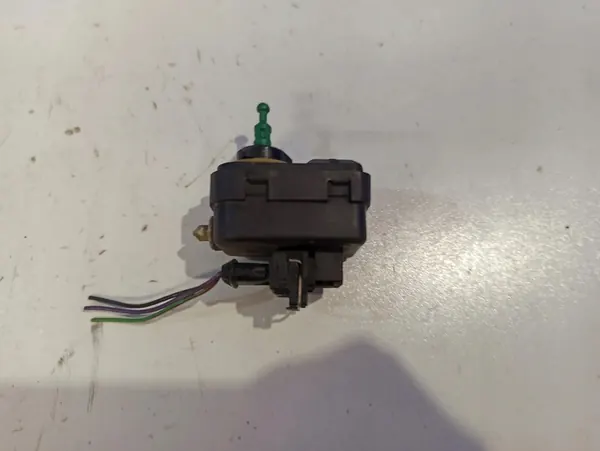 Scheinwerferverstellmotor VOLVO V70 II 30678861 2.5L image 4