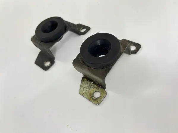 Ilmansuodattimen kiinnityspultit Mercedes W124 280 320 image 3