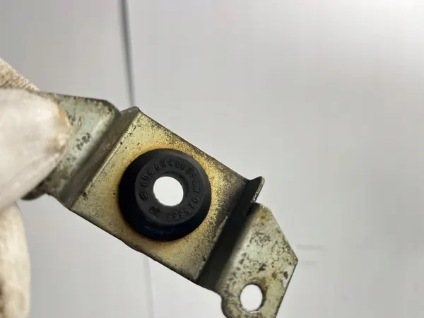 Ilmansuodattimen kiinnityspultit Mercedes W124 280 320 image 7