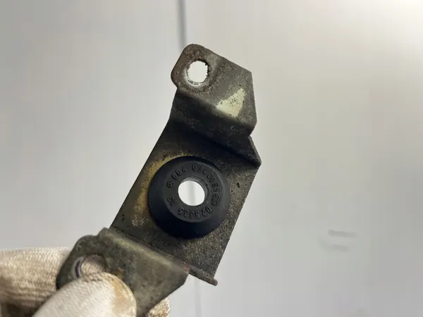 Ilmansuodattimen kiinnityspultit Mercedes W124 280 320 image 8