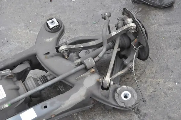 Viga do eixo traseiro OEM 2053503603 para W205 Sedã image 3