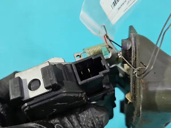 Fecho de porta-malas Subaru OEM IMPRK1547418 - Usado image 5