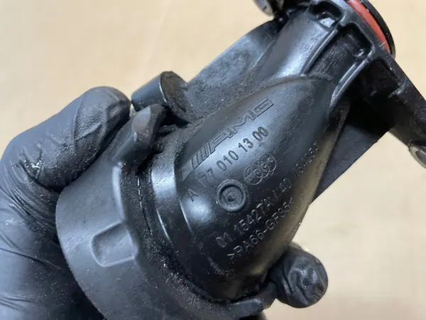 Oljefyllkapsel Mercedes W205 C63 AMG OEM A1770101300 image 3