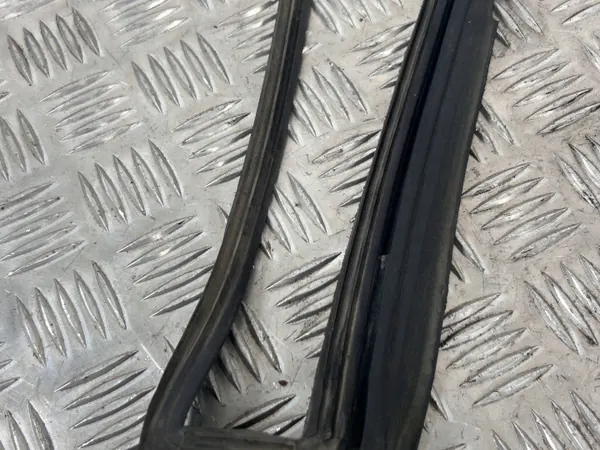 Joint de coffre Tesla Model X OEM 104851100C - Occasion image 3