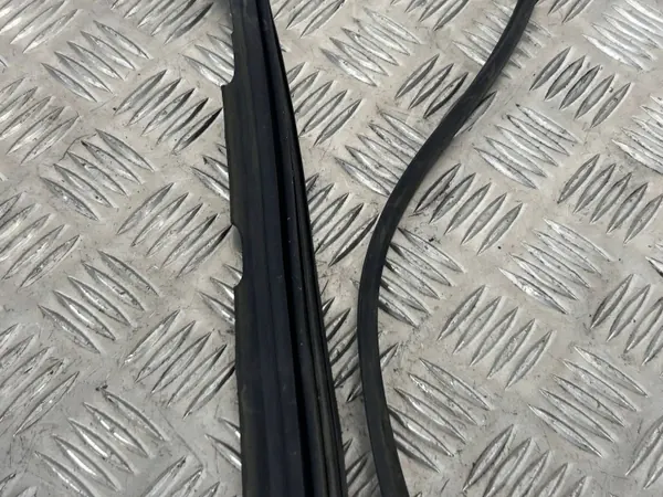 Joint de coffre Tesla Model X OEM 104851100C - Occasion image 8