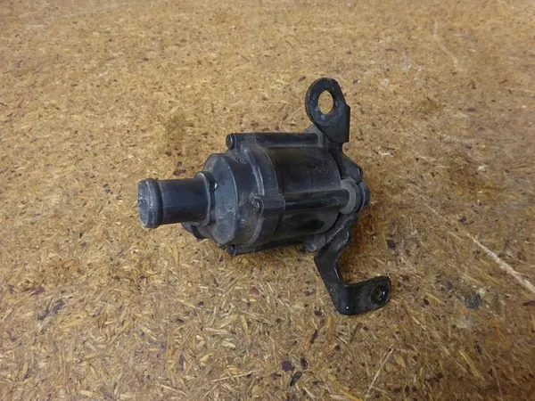 AUDI A4 B8 8K A5 8T 2.0 TDI Vattenpump 5Q0965561B image 2