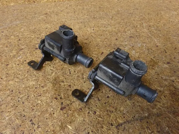 AUDI A4 B8 8K A5 8T 2.0 TDI Vattenpump 5Q0965561B image 6