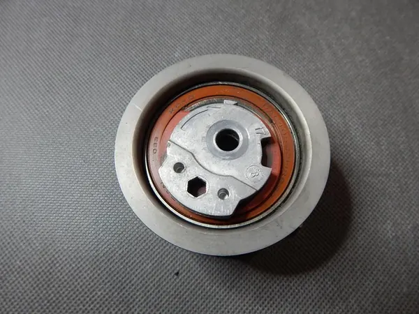 VW PASSAT CC Spännare Rulle 03L109243F image 2