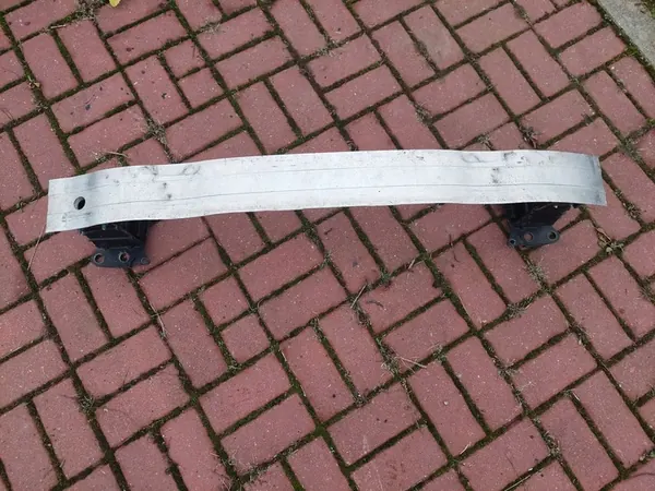 Etupuskuri Audi A3 8P Suuri Grilli 8P0807113B image 2