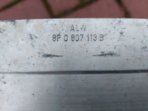 Etupuskuri Audi A3 8P Suuri Grilli 8P0807113B image 4