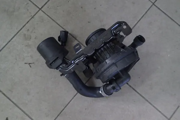 AUDI R8 4S Toissijainen ilmapumppu OEM 4S0906601 image 2