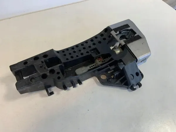 Audi Q7 4M Höger framdörrhandtagsram OEM 4M1837885A image 2