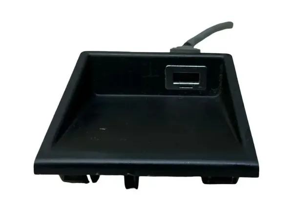 Puerto USB OEM 31306768 para Volvo V40 Estate 2016 image 2