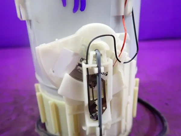 RENAULT ESPACE IV 02-06 Brandstofpomp 8200008527 4 PIN image 2