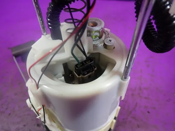 RENAULT ESPACE IV 02-06 Brandstofpomp 8200008527 4 PIN image 3