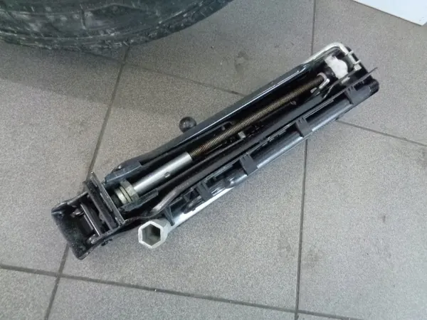 Roda sobressalente e macaco VW Transporter T6 2.0 TDI 2022 image 3