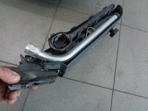 Roda sobressalente e macaco VW Transporter T6 2.0 TDI 2022 image 4