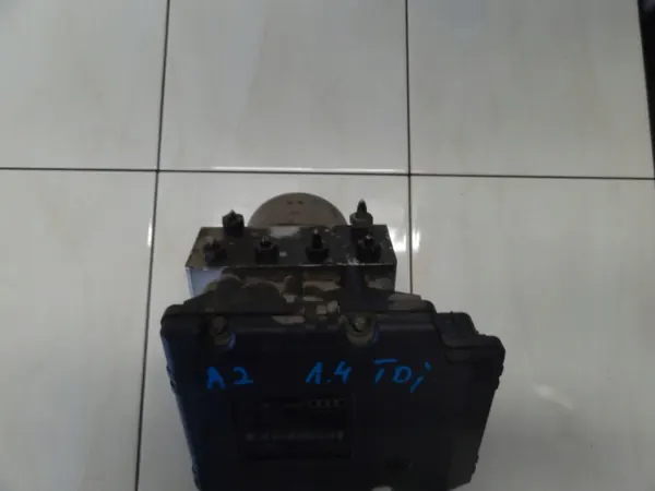 Audi OE 8Z0907379B ABS-pomp - Gebruikte staat image 3
