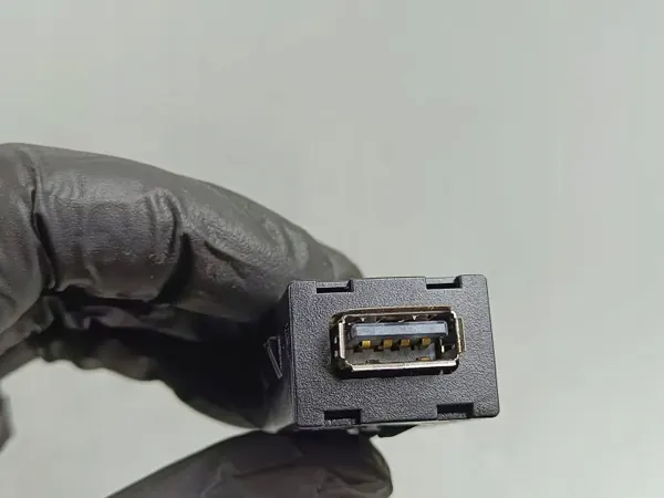 Tomada USB MG ZS OEM PWS5531 - Peça Usada image 3