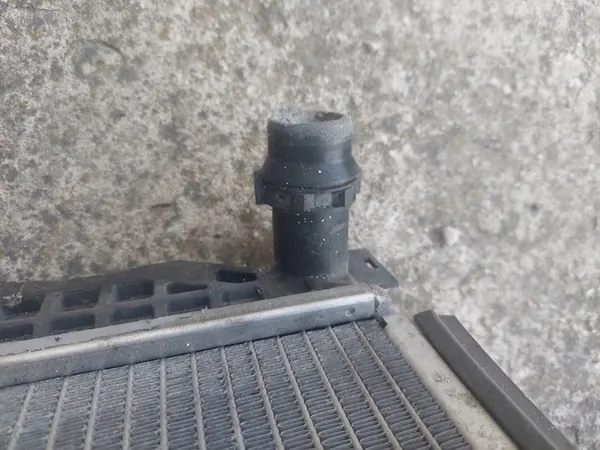 Radiador de Agua Audi A4 B5 A6 C5 2.4 2.8 Automático OEM image 3