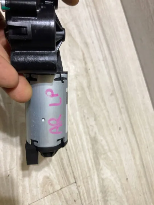 Motor banco dianteiro esquerdo OEM 11132021 - Renault Arkana image 3
