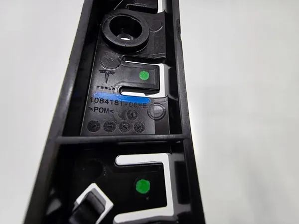 Skärmskyddsfäste för TESLA Model 3 17- Vänster Framsidan image 4