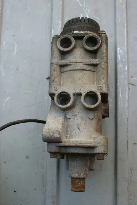 Knorr-Bremse DX95BY Brake Valve, Service Brake image 3