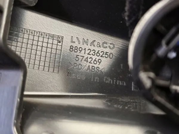 Lynk & Co 01 Taustapeili OEM 8889254752 image 3