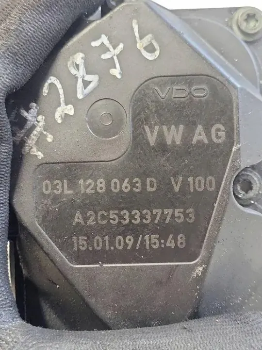 Válvula de mariposa Skoda OEM 03L128063D - Usado image 5