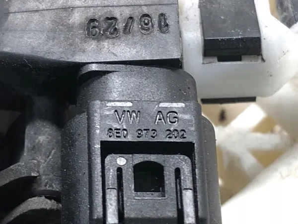 Vindrute Tvättmunstycke VW Passat B8 image 4