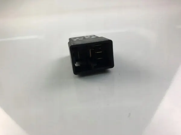 Relé Nissan OEM 2523079916 para X-Trail T30 2001 image 3