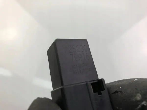 Relé Nissan OEM 2523079916 para X-Trail T30 2001 image 4