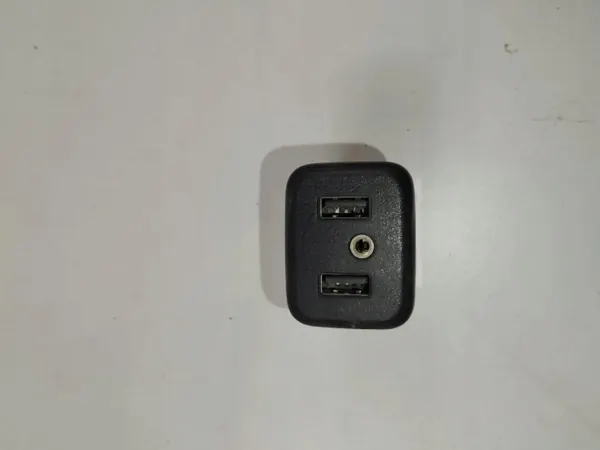 USB-portti OEM 13519224 Chevrolet Camarolle image 2