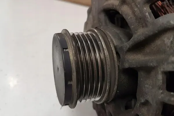 Vaihtovirtageneraattori VOLVO V40 CROSS COUNTRY 2.0L diesel image 2