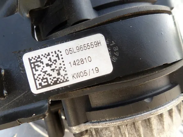 Vattenpump Audi Skoda Seat VW 04L965567 image 2