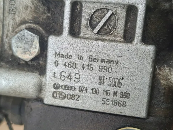 Volvo V70 I 2.5 TDI ruiskutuspumppu OEM 074130110M image 4