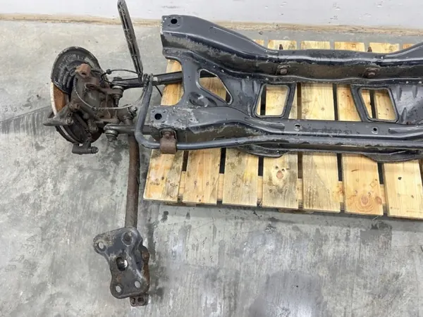 OEM MMAUTKO-28397 takajousipalkki Jeep Renegadelle image 3