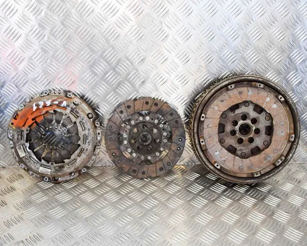 Kytkinpaketti Dacia Duster 1.5L 80kw 2015 OEM 302052316R301016948R image 3