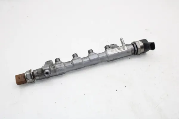 Rail d'injection OEM 03L130089Q pour Audi A4 1.97L Diesel image 2