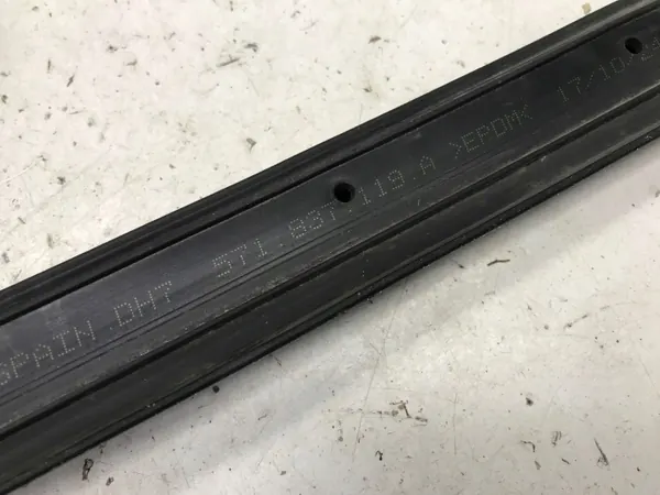 Junta de puerta derecha VW Tiguan III 2025 OEM 571837119A image 5