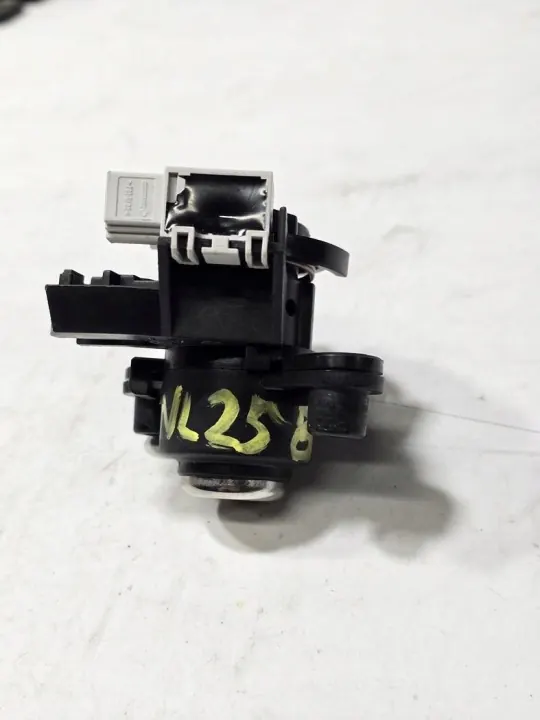 Inserción cerradura maletero BMW OE 8241088 - Usado image 2