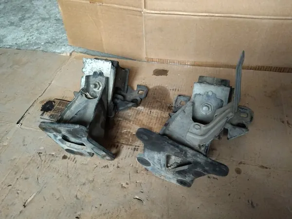 Supporto motore Nissan Navara D40 2.5 DCI - 11220-EB300 image 10